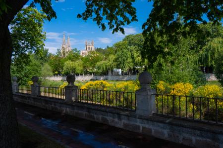 Image The Espolón, the city and the river