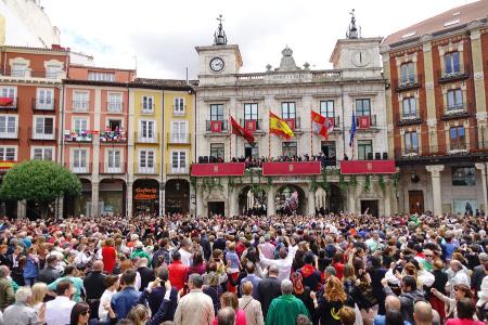 IZADO DE BANDERAS, PREGÓN E INTERPRETACION DEL HIMNO A BURGOS